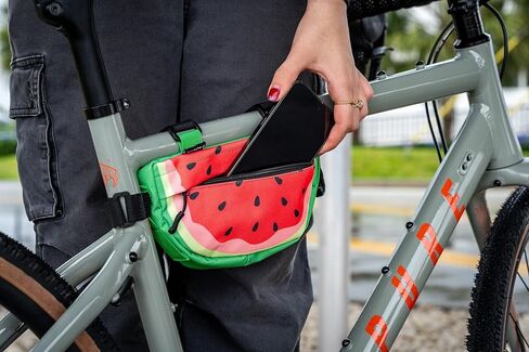 وجبة خفيفة! حقيبة دراجة البطيخ - إطار دراجة وردي وحقيبة مقود مع أشرطة قابلة للتعديل - تخزين صغير للدراجات الإلكترونية والدراجات والمزيد - ملحق ممتع لراكبي الدراجات in Kuwait