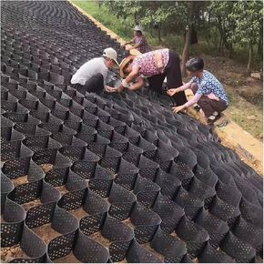 4x9m Polyethylene Geo Grid for Driveways, Walkways, Sheds & Gardens - Easy to Install, Flexible & Foldable, 5cm Height, Durable Ground Stabilization Solution in Kuwait