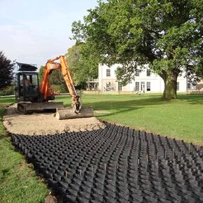 Heavy-Duty 9x17 ft Geo Grid Stabilization for Sloped Driveways & Landscaping - 2-inch Thick Gravel Grate, 1885 lbs/sq ft Cellular Paver, Durable Ground Reinforcement Solution in Kuwait