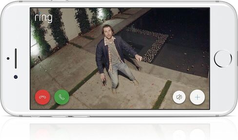 كاميرا مراقبة عالية الدقة ببطارية Ring Spotlight Cam مُجددة معتمدة مع خاصية التحدث ثنائي الاتجاه وإنذار صفارة الإنذار، باللون الأبيض، تعمل مع Alexa in Kuwait