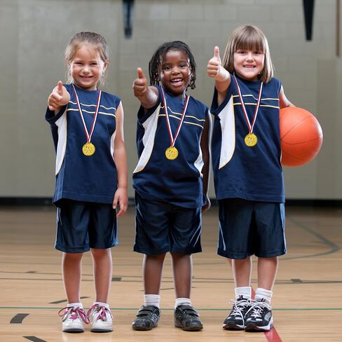 24 قطعة من الميداليات البلاستيكية الذهبية للجوائز، خفيفة الوزن صغيرة الحجم 1.38 بوصة كأس وميداليات فائزة للأطفال، مع شريط قلادة بتصميم سريع in Kuwait