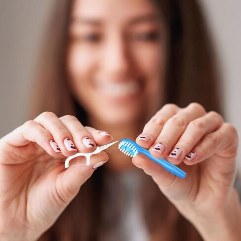 فرشاة أسنان صغيرة للاستعمال مرة واحدة مع معجون أسنان 26 قطعة، فرشاة أسنان محمولة 5 في 1 للسفر مع معجون أسنان + مكشطة لسان + أعواد + حقيبة سفر للخيط (مزيج من 5 نكهات، 26) in Kuwait