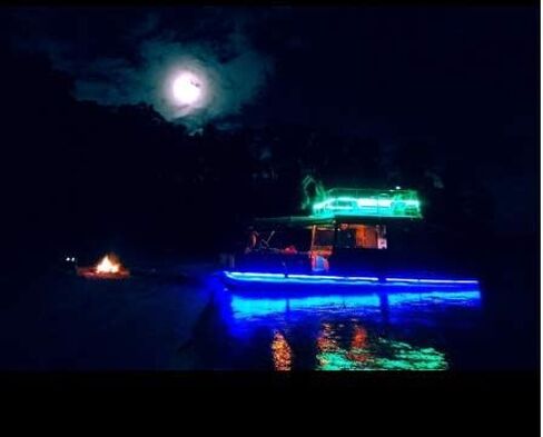 مجموعة إضاءة سطح القارب LED من Green Blob Outdoors Pimp My Pontoon مع مصابيح ملاحة إضافية حمراء وخضراء DIY مجموعة إضاءة تحت سطح السفينة للقوارب العائمة (أزرق، 20) in Kuwait