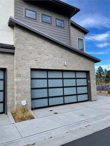 أبواب جراج عازلة للصوت، ألواح زجاجية، أبواب جراج زجاجية حديثة، تحكم عن بعد، بدون إطار من الألومنيوم in Kuwait