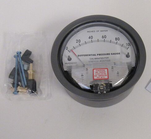 مقياس الضغط التفاضلي، 0-20 بوصة من الماء، هيكل من الألومنيوم، دقة ±2%، 1/8 بوصة أنثى NPT، 15 رطل لكل بوصة مربعة، لتطبيقات الهواء والغاز in Kuwait