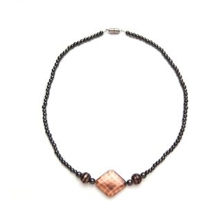 قلادة مطرزة مغناطيسية باللونين الأسود والنحاسي - 18 بوصة - قلادة مغناطيسية أنيقة | تصميم مطرز مع لمسات نحاسية | إكسسوارات الصحة والأزياء in Kuwait