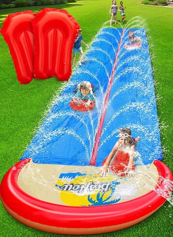 انزلاق ومياه شريحة للأطفال والبالغين يزداد شائكة ماء في الفناء الخلفي الشاق الطويل مع اثنين in Kuwait