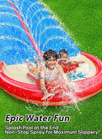 انزلاق ومياه شريحة للأطفال والبالغين يزداد شائكة ماء في الفناء الخلفي الشاق الطويل مع اثنين in Kuwait