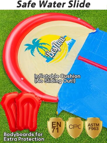 انزلاق ومياه شريحة للأطفال والبالغين يزداد شائكة ماء في الفناء الخلفي الشاق الطويل مع اثنين in Kuwait