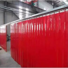 ستارة حماية اللحام - باب شريط PVC، ستارة فينيل للمستودعات والمصانع، درع ضوء مقوس، لون أحمر، 1.2x2.3 م - متينة وسهلة التركيب in Kuwait