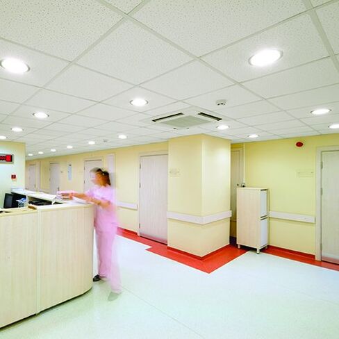 Lunera CFL LED G24d - تركيب رأسي، 3000 كلفن، بديل مدفوع بالصابورة 13 وات لـ 18/26 وات، مصابيح CFL ثنائية الدبوس in Kuwait