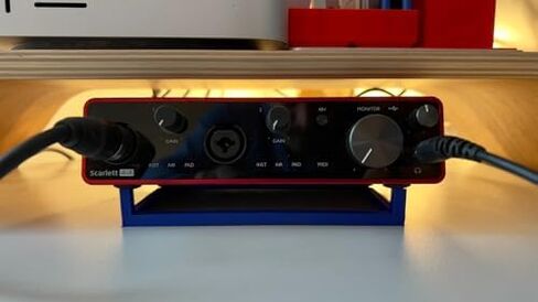 حامل بزاوية متوافق مع واجهة الصوت Focusrite Scarlett 4i4 - مقاس مخصص مطبوع ثلاثي الأبعاد - منظم سطح المكتب في الاستوديو in Saudi Arabia