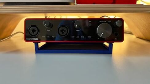 حامل بزاوية متوافق مع واجهة الصوت Focusrite Scarlett 4i4 - مقاس مخصص مطبوع ثلاثي الأبعاد - منظم سطح المكتب في الاستوديو in Saudi Arabia