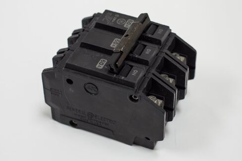 GE THQC32090WL N 90A 240V 3P New in Saudi Arabia