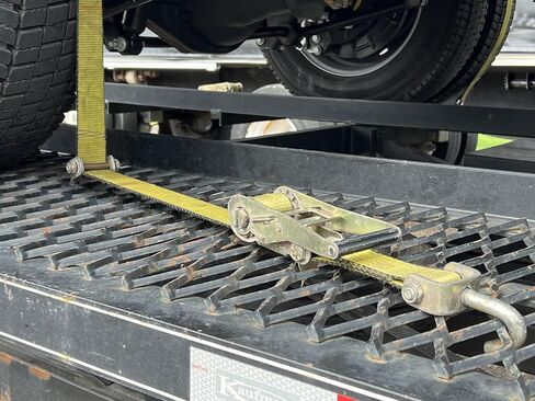 منتجات Mytee 8 عبوات مقاس 2 × 9 بوصة فوق أحزمة إطارات العجلة مع سقاطة وخطاف J دوار وكتل مطاطية - 10.000 رطل قوة كسر سحب أشرطة ربط لأسفل لشاحنات نقل السيارات، UTV، سرير مقطورة الشاحنة in Kuwait