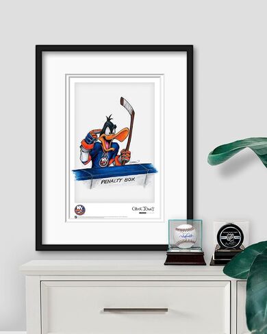 ملصق فني مطبوع عليه New York Islanders Daffy Duck NHL Looney Tunes بواسطة S. Preston - ديكور جدار المنزل لغرفة المعيشة، 11 بوصة × 17 بوصة عمل فني غير مؤطر، أزرق in Kuwait