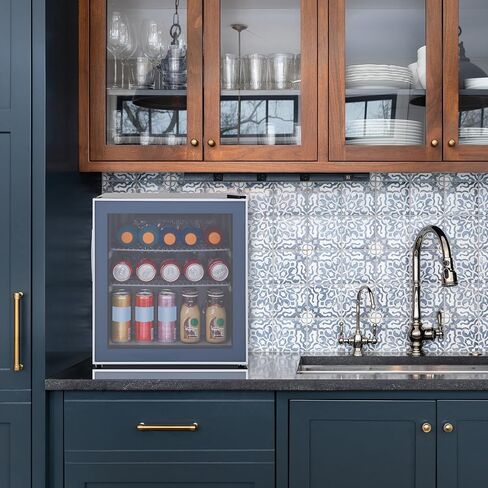 مبرد مشروبات أفانتي مع باب زجاجي 60 علبة ثلاجة صغيرة لمياه صودا البيرة مقاس 18.25 بوصة قائمة بذاتها، مع تحكم في درجة الحرارة قابل للتعديل وأرفف قابلة للإزالة، 1.6 قدم مكعب، معدني in Kuwait