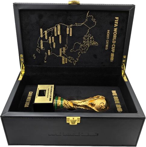 نسخة طبق الأصل مرخصة رسميًا لكأس العالم FIFA 2026 ثلاثية الأبعاد مع علم البطل الذي يمكنك صنعه بنفسك - صندوق عرض فاخر من الخشب والجلد يضم خريطة 16 مدينة مضيفة - إصدار محدود (10,000 على مستوى العالم) in Kuwait