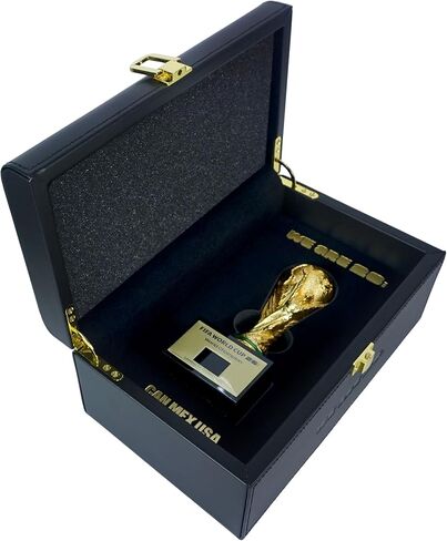 نسخة طبق الأصل مرخصة رسميًا لكأس العالم FIFA 2026 ثلاثية الأبعاد مع علم البطل الذي يمكنك صنعه بنفسك - صندوق عرض فاخر من الخشب والجلد يضم خريطة 16 مدينة مضيفة - إصدار محدود (10,000 على مستوى العالم) in Kuwait