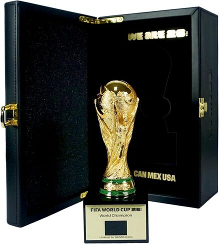 نسخة طبق الأصل مرخصة رسميًا لكأس العالم FIFA 2026 ثلاثية الأبعاد مع علم البطل الذي يمكنك صنعه بنفسك - صندوق عرض فاخر من الخشب والجلد يضم خريطة 16 مدينة مضيفة - إصدار محدود (10,000 على مستوى العالم) in Kuwait