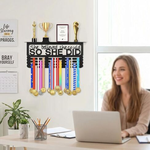 عرض شماعة ميدالية مع رف الكأس، حامل ميدالية السباق المعدني مع كلمات تحفيزية - لقد اعتقدت أنها تستطيع ذلك، عرض شريطي لعداءات السباق الرياضي، سهل التركيب in Kuwait