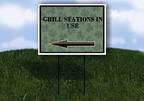 محطات الشواء المستخدمة في عيد القديس باتريك الأيرلندي البرسيم الداكن، سهام على شكل حرف A من جانب واحد مقاس 23 × 23 بوصة. in Kuwait