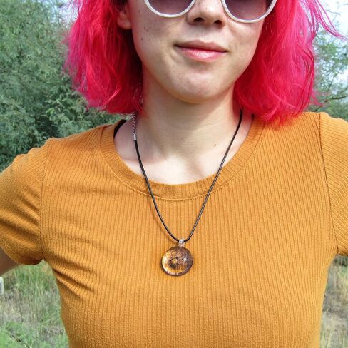 عنكبوت طائرة ورقية من بيك باغز على قلادة شبكة عنكبوت حقيقية محفوظة in Kuwait