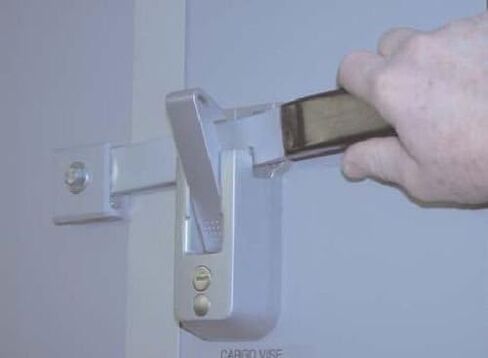 2 - KA - قفل باب مقطورة بضائع Cambar ذاتي القفل، ملزمة قفل Cam Bar in Saudi Arabia