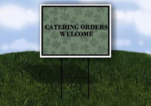 طلبات تقديم الطعام، الترحيب بيوم القديس باتريك، البرسيم الأيرلندي الداكن، أسهم اتجاهية على شكل حرف A، مزدوجة الجوانب مقاس 23 × 23 بوصة. in Kuwait