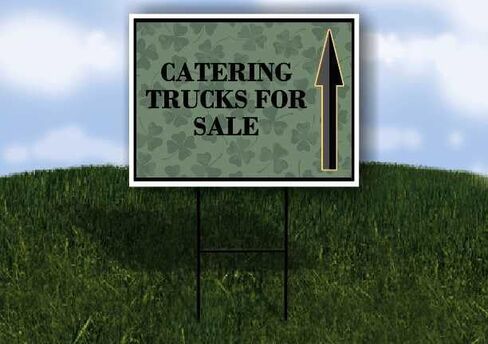 شاحنات تقديم الطعام للبيع يوم القديس باتريك الأيرلندي البرسيم الداكن سهام على شكل حرف A من جانب واحد مقاس 23 × 23 بوصة. in Kuwait