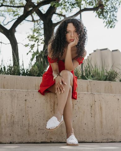 حذاء Huarache مسطح مصنوع يدويًا من الجلد للنساء من Mexico en la Piel - صندل مغلق من الأمام سهل الارتداء - أبيض وأسود in Kuwait