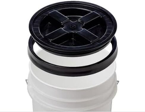 دلو متعدد الألوان من هاوس ناتشورالز سعة 3.5 جالون من الدرجة الغذائية مع غطاء لولبي (عبوة من 3 قطع) خالي من مادة BPA، مصنوع في حاويات الولايات المتحدة الأمريكية in Kuwait