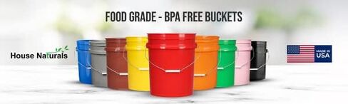 دلو بلاستيكي سعة 1 جالون من هاوس ناتشورالز، درجة طعام خالية من مادة BPA مع غطاء بلونين (عبوة من 6 قطع) صنع في الولايات المتحدة الأمريكية in Kuwait