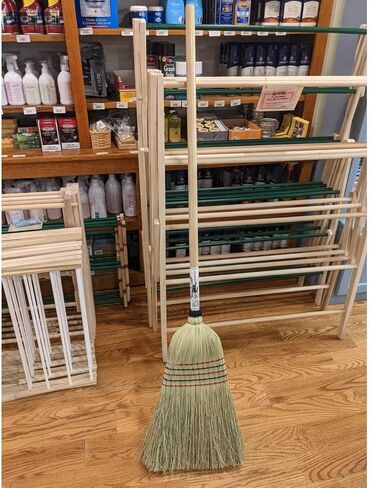 مكنسة الحظيرة المصنوعة من أميش من ليمان - مكنسة كبيرة من قش الذرة الأصلية بمقبض من الخشب الصلب، طبيعية، 57 بوصة in Kuwait