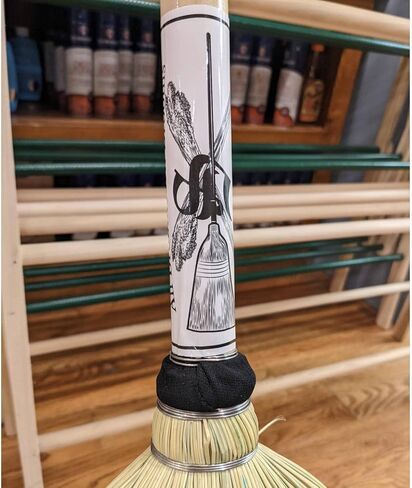 مكنسة الحظيرة المصنوعة من أميش من ليمان - مكنسة كبيرة من قش الذرة الأصلية بمقبض من الخشب الصلب، طبيعية، 57 بوصة in Kuwait