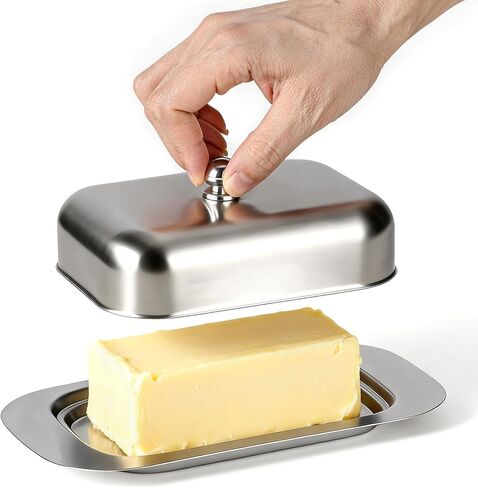 طبق زبدة من الفولاذ المقاوم للصدأ مع غطاء ومقبض، مقاس 7.5 بوصة × 5 بوصة، يناسب 2 عصا زبدة قياسية أو أوروبية، متين وغير قابل للكسر، وآمن للطاولة والثلاجة in Kuwait