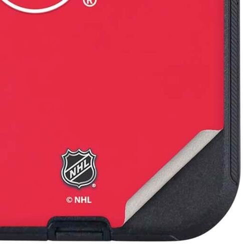 غلاف هاتف Skinit متوافق مع OtterBox Defender iPhone 13 - تصميم خلفية صلبة مرخص رسميًا من NHL Detroit Red Wings in Saudi Arabia