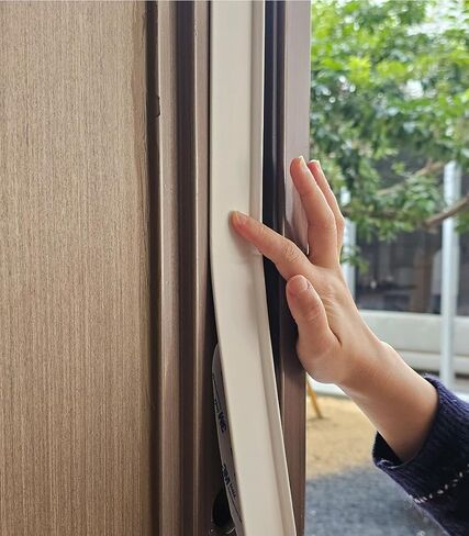سدادة مخروطية للباب، حشو فجوة تجريد الطقس وقشره والصقه لعضادات نافذة الباب الجانبية، سدادة مسودة ضوضاء خفيفة مع لاصق ذاتي، 1.8 بوصة (عرض) × 44 بوصة (طول)، 4 عبوات، أبيض in Kuwait