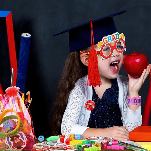 134 قطعة من حفلات التخرج لمرحلة ما قبل المدرسة لصالح رياض الأطفال تهاني غراد سوار Prek Grad شارة دبوس ملصق الختام نظارات القش حقيبة الأورجانزا لجائزة Prek Grad Classroom Gift لوازم الحفلات in Saudi Arabia