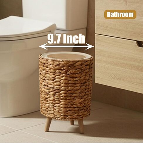 سلة مهملات الخوص سعة 2.3 جالون من Yatmung - سلة مهملات الحمام بوهو مع غطاء - سلة نفايات صفير الماء الطبيعي لغرفة النوم وغرفة المعيشة والمكتب - بطانة قابلة للإزالة - سلة قمامة الروطان بساق خشبية in Kuwait
