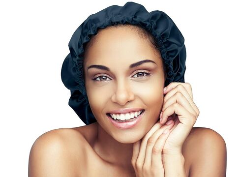 قلنسوة Glow By Daye Satin، قبعة نوم من الساتان مزدوجة الطبقات وقابلة للتعديل، كبيرة جدًا، كريم سانت لوسيا (زهور بيضاء) in Kuwait