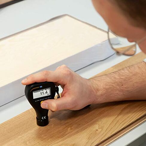 جهاز اختبار السطح PCE-GM 75 من PCE، لقياس اللمعان، بقياس زوايا 20 درجة و60 درجة و85 درجة بدقة عالية، إلى جانب تخزين البيانات والتصميم المدمج in Kuwait