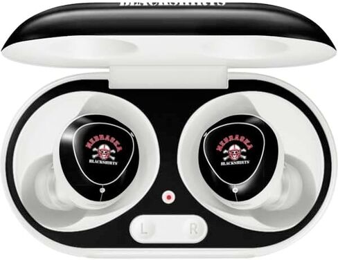 غلاف صوتي من Skinit متوافق مع Samsung Galaxy Buds+ - تصميم قمصان سوداء مرخصة رسميًا من College Nebraska in Saudi Arabia