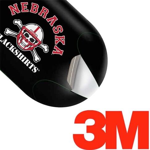 غلاف صوتي من Skinit متوافق مع Samsung Galaxy Buds+ - تصميم قمصان سوداء مرخصة رسميًا من College Nebraska in Saudi Arabia