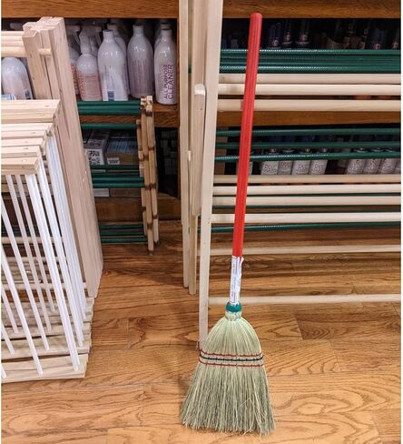 مكنسة الحظيرة المصنوعة يدويًا من ليمان أميش، مصنوعة يدويًا من قش الذرة، بطول 81.28 سم in Kuwait