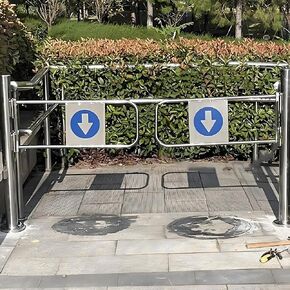 بوابة التأرجح التلقائية ذات المدخل الواسع من الفولاذ المقاوم للصدأ، باب يدوي، بوابة أمان أوتوماتيكية صناعية - حاجز تأرجح محمّل بنابض للخدمة الشاقة، بوابة ممر معدنية بزاوية 90 درجة لمحلات السوبر ماركت والحقائق in Kuwait