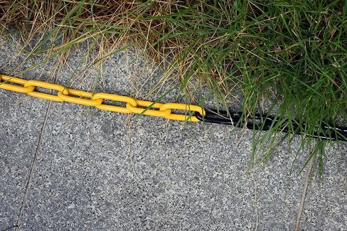 Barrier Chain Black/Yellow Chain 10 m - Warning Chain 4 mm with 2 Connecting Buckles - Construction Site Safety Chain Parking Barrier Made of Metal (10 Metres) in Kuwait