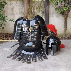 مجموعة درع العضلات الروماني الأسود مع زي الهالوين خوذة كورنثية in Kuwait