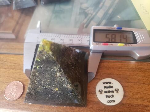 هرم خام اليورانيوم المشع للعلوم وجمع المواد المشعة والتعامل معها بشكل آمن. فحص جيجر، الغرفة السحابية، زجاج اليورانيوم... (صغير) in Kuwait