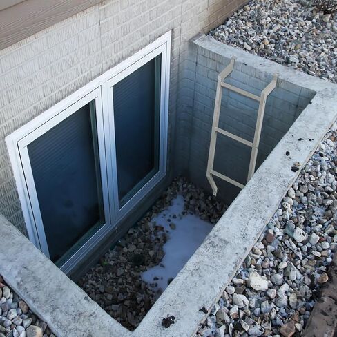 سلم الخروج 3 خطوات سلم نافذة الطابق السفلي الصلب الهروب في حالات الطوارئ مع سطح مصقول فضي مثالي لنافذة الخروج بشكل جيد in Kuwait